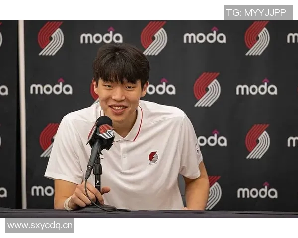 开拓者官方发布庆祝海报利拉德与杨瀚森携手替补席欢庆胜利